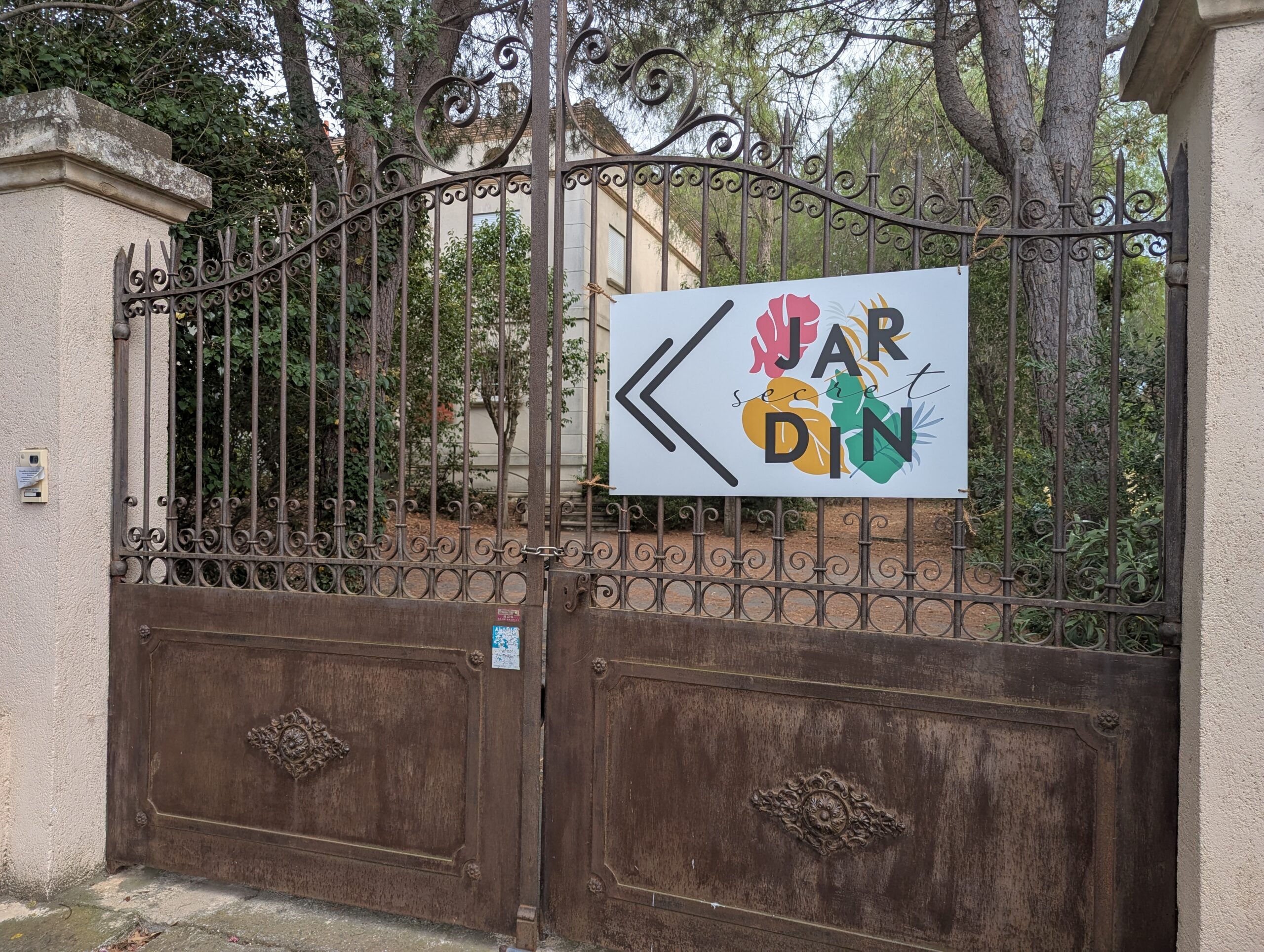 I’m a yoga snob. I have expectations. So, you can imagine how delighted I was to find a yoga studio in the Perpignan area that satisfied them all!