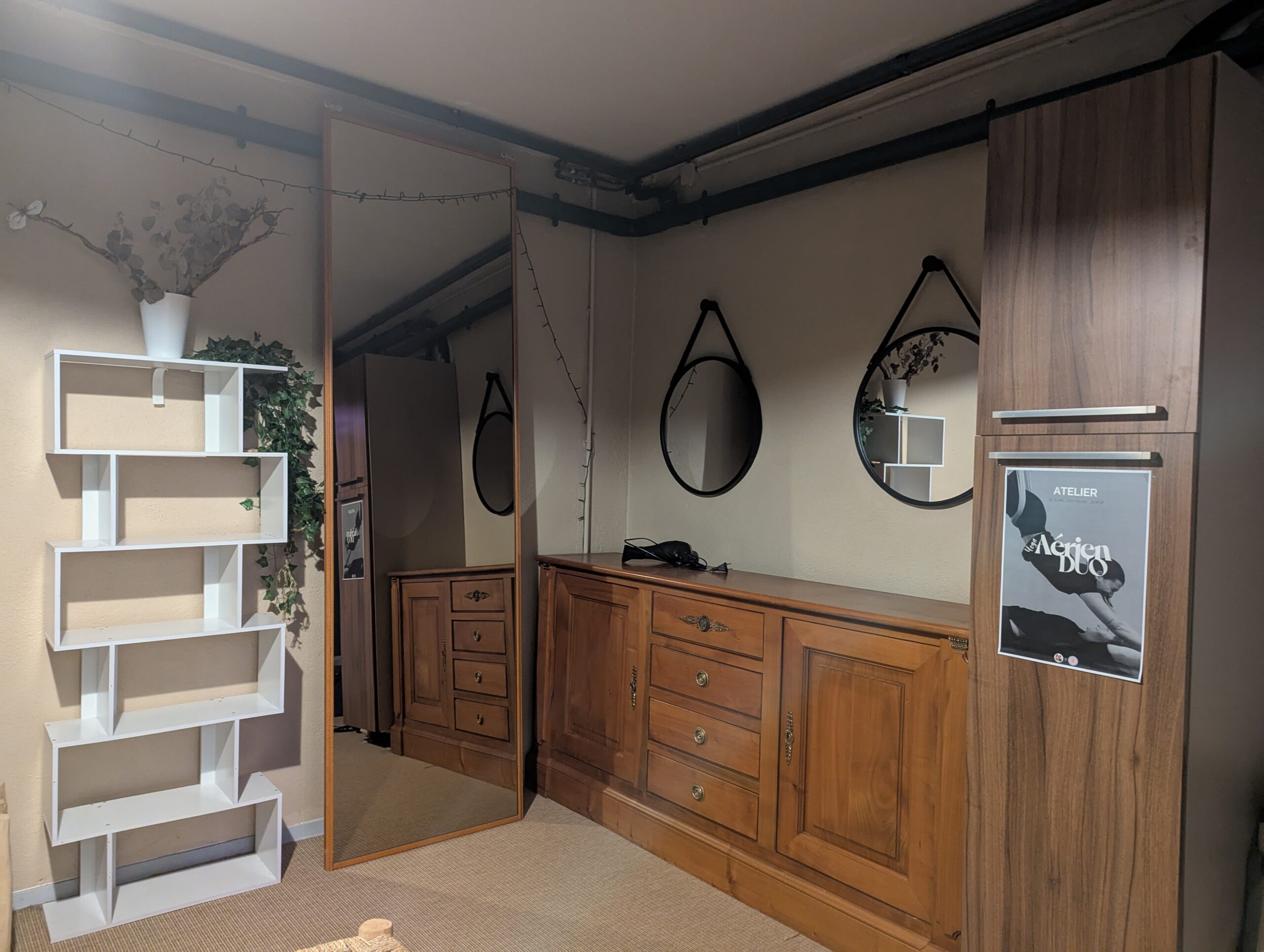 I’m a yoga snob. I have expectations. So, you can imagine how delighted I was to find a yoga studio in the Perpignan area that satisfied them all!