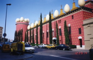 Teater_Museu_Gala_Salvador_Dali_building_from_outside (1)