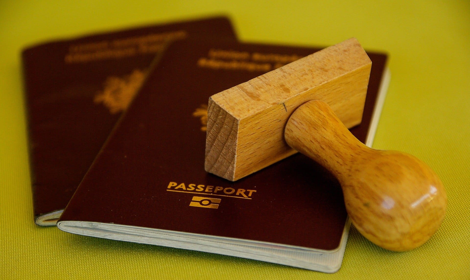 Passport and stamp Reader's Warning: theft in Spain