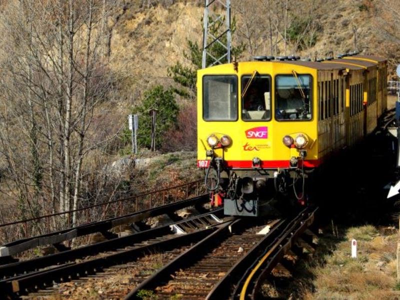 train jaune