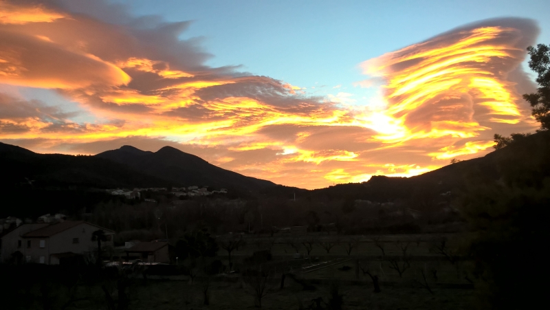 Tramontane clouds at sunset over Palalda