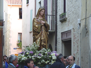 A statue of the Virgin Mary parades through Ille sur Tet